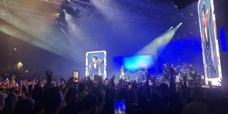 Na França, Luan Santana leva o “Ao Vivo Na Lua” ao Zénith Paris, com ingressos esgotados e público emocionado