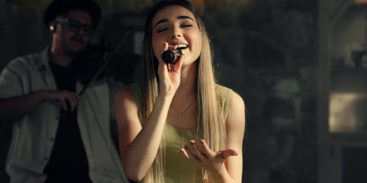 Com faixa autoral, Esther Durán avança em nova fase da carreira