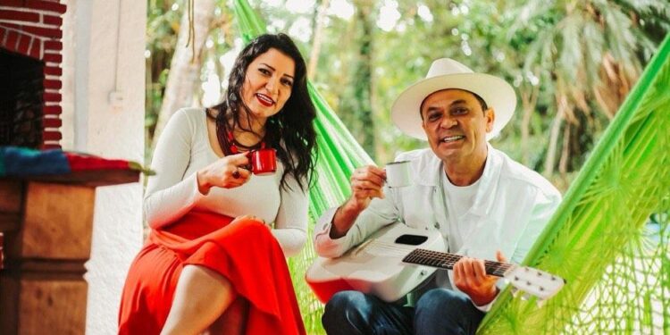 Juliana Lima lança música com Frank Aguiar