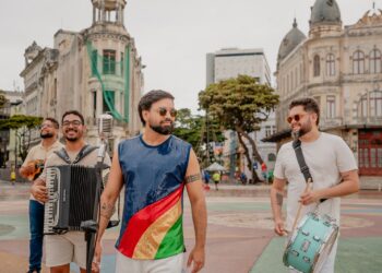Cantor Robertto celebra dezembro com lançamento de série audiovisual Carnaval Infinito