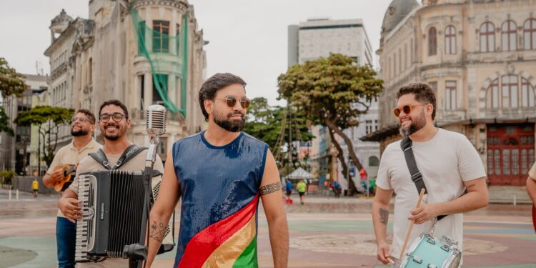 Cantor Robertto celebra dezembro com lançamento de série audiovisual Carnaval Infinito