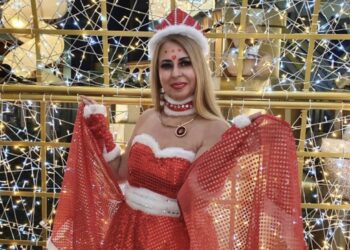 Médica se veste de Mamãe Noel e encarna Lupita Glamurosa para levar alegria para pacientes em prontos-socorros do litoral paulista