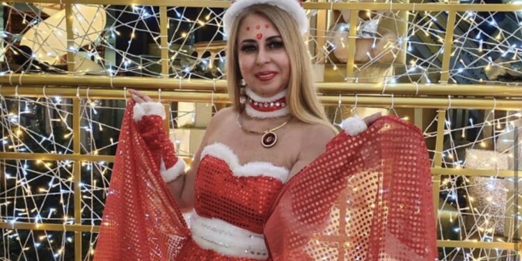 Médica se veste de Mamãe Noel e encarna Lupita Glamurosa para levar alegria para pacientes em prontos-socorros do litoral paulista