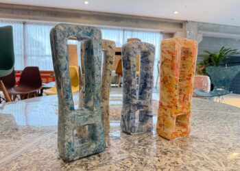 Prêmio POPAI Brasil 2025 inova ao transformar cédulas fora de circulação em troféus