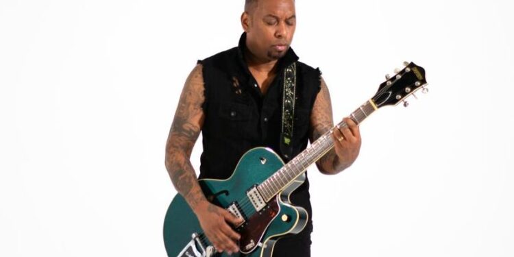 Romisson encanta o público na Vila de Natal da Freguesia do Ó em apresentação especial