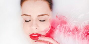 Mariana Volker apresenta o batom vermelho como extensão de sua arte