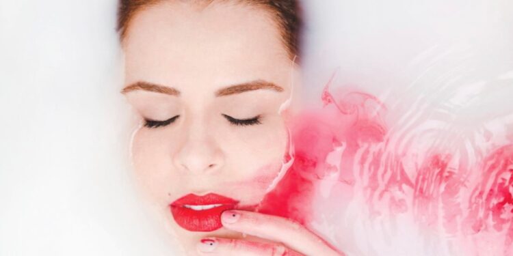 Mariana Volker apresenta o batom vermelho como extensão de sua arte