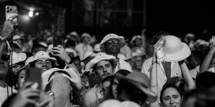 Copacabana de chapéu: João Gomes transforma a virada em símbolo de identidade