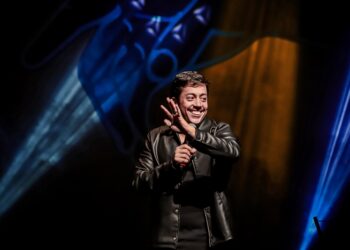 Renato Albani apresenta espetáculo “A Ignorância É Uma Dádiva” em Volta Redonda