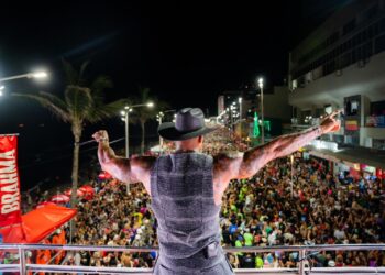 Léo Santana arrasta multidão na abertura oficial do seu Carnaval no Pipoco