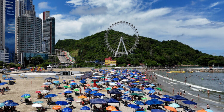 AgroPlay antecipa o clima do Carnaval com torneio esportivo e sunset na praia de Balneário Camboriú