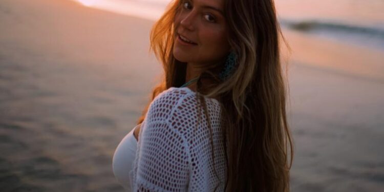 Lara Estrelita comemora lançamento do novo álbum “10/10”