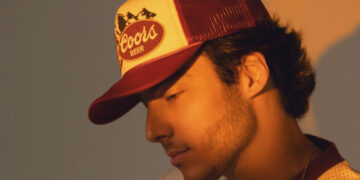 Após destaque no “The Voice Brasil”, Enzo Ferro lança “Dói Saber” e inicia nova fase