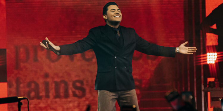 Felipe Araújo estreia turnê “Eu, Felipe Araújo” com casa cheia no Villa Country