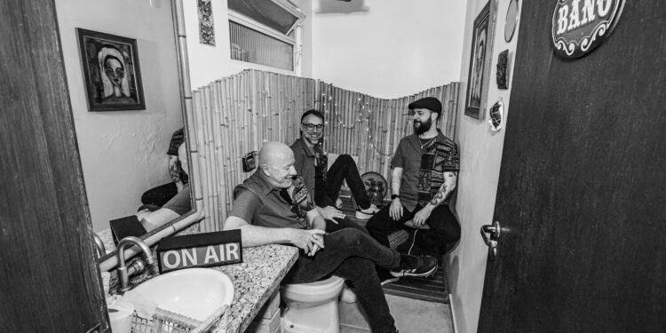 Outros Bárbaros chegam ao terceiro disco explorando novas sonoridades e um olhar crítico sobre o presente