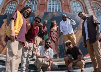 Chinela Voadora lança álbum que mistura samba, rap e afrobeat e celebra o “samba urbano”