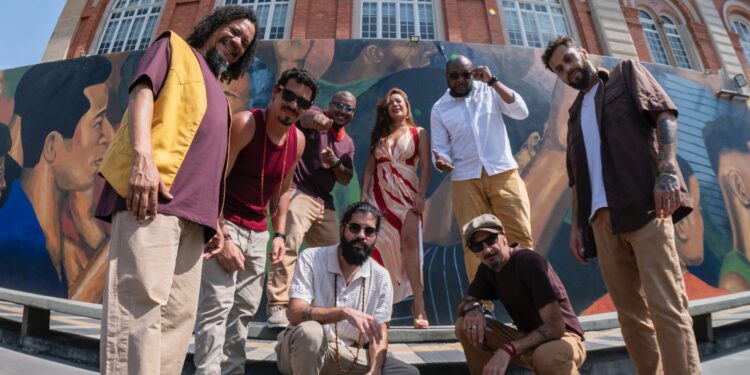 Chinela Voadora lança álbum que mistura samba, rap e afrobeat e celebra o “samba urbano”