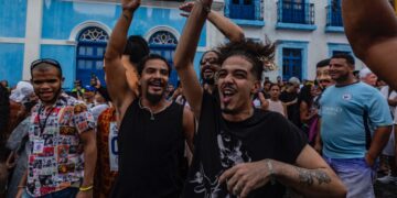 Léo da Bodega transforma o Carnaval em música no novo single “Bloco Campeão”