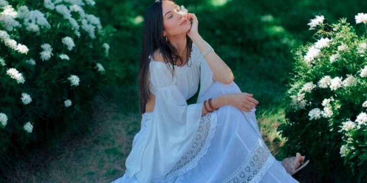 Lakini abre o coração (e o baú de recordações) em seu single “So Close”