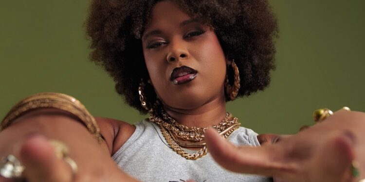 MC Luanna transita entre humor e crítica social em “IRREFREÁVEL”