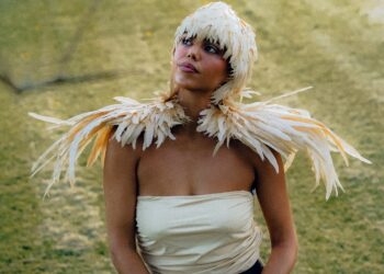 Dora Sanches transforma o “ghosting” em composição: ouça o novo single “Passarinho”