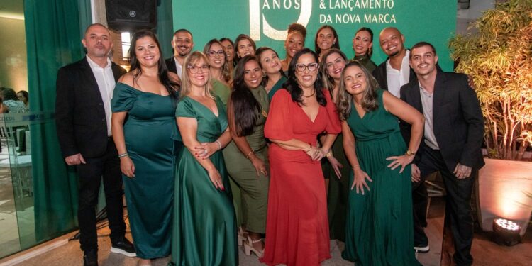 Simone Freitas Imóveis celebra 10 anos com lançamento de nova marca em Volta Redonda