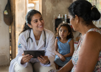 Médica atendendo com IA em comunidade Brasileira