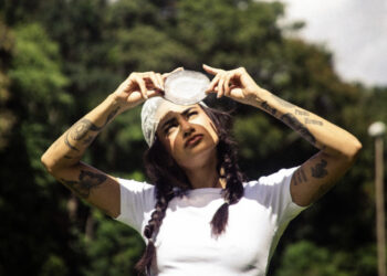 Nova fase de DAY LIMNS ganha imagens solares, intensas e carregadas de simbolismo no clipe de “Marquinha”