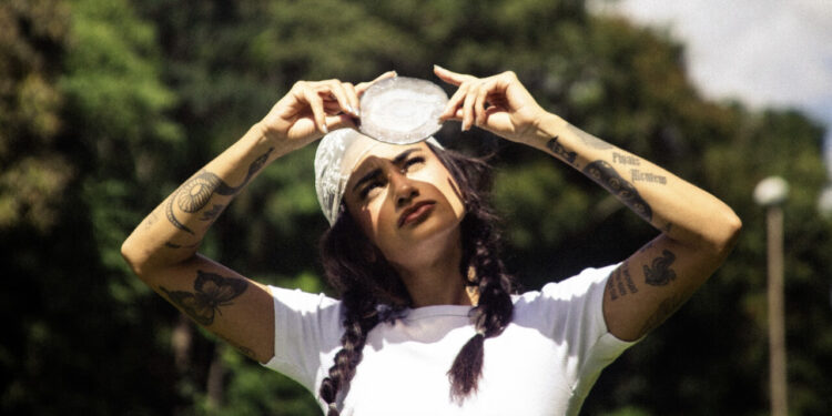 Nova fase de DAY LIMNS ganha imagens solares, intensas e carregadas de simbolismo no clipe de “Marquinha”