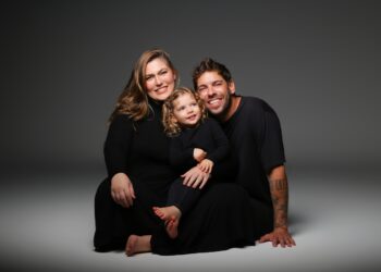 Mau Mau, do BBB 11, encanta com ensaio em família e vive nova fase na carreira multifacetada
