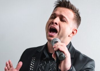 Kelvin Araújo Celebra 25 Anos de Carreira com o Lançamento do Novo Single “Copo Quebrado”