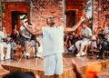 Mumuzinho une romantismo, hits virais e clima intimista no audiovisual “Simples Assim”