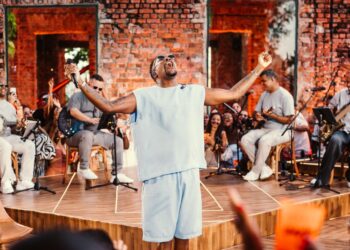 Mumuzinho une romantismo, hits virais e clima intimista no audiovisual “Simples Assim”