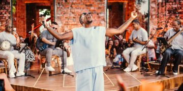 Mumuzinho une romantismo, hits virais e clima intimista no audiovisual “Simples Assim”