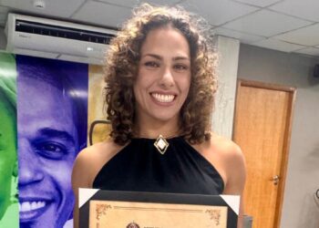 Carina Santi é homenageada na Alesp e reforça protagonismo feminino dentro e fora dos tatames