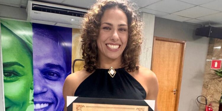 Carina Santi é homenageada na Alesp e reforça protagonismo feminino dentro e fora dos tatames