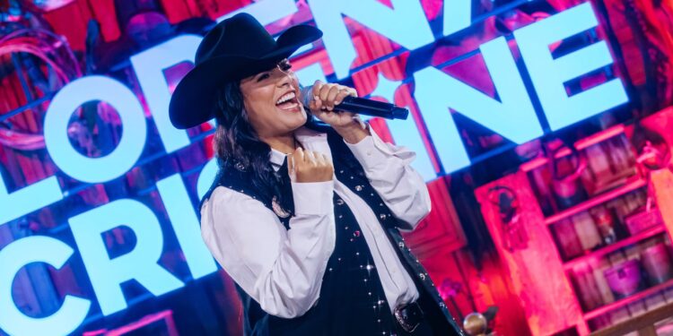 Lorena Cristine faz show de lançamento do audiovisual “Meu Copo Não Trai” no Villa Country