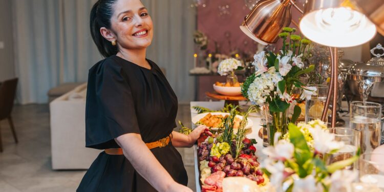 Karlota Gourmet amplia atuação nos Estados Unidos enquanto enfrenta nova batalha contra o câncer.