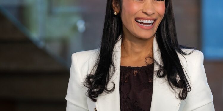 Aline Santos foca em eficiência e alta performance de longo prazo para atuar com responsabilidade no mercado imobiliário de alto padrão.