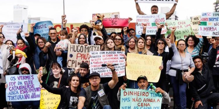 Manifestação na Avenida Paulista reúne centenas de pessoas em defesa dos animais e pede leis severas para maus tratos