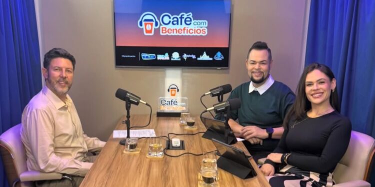 Como o podcast Café com Benefícios redefine o modelo de negócios de mídia regional