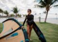 A influenciadora Tayane Dalazen aproveita o kitesurf no Carnaúba Wind House, em Preá (CE).