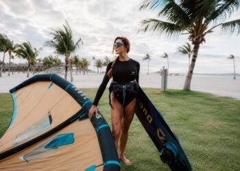 A influenciadora Tayane Dalazen aproveita o kitesurf no Carnaúba Wind House, em Preá (CE).
