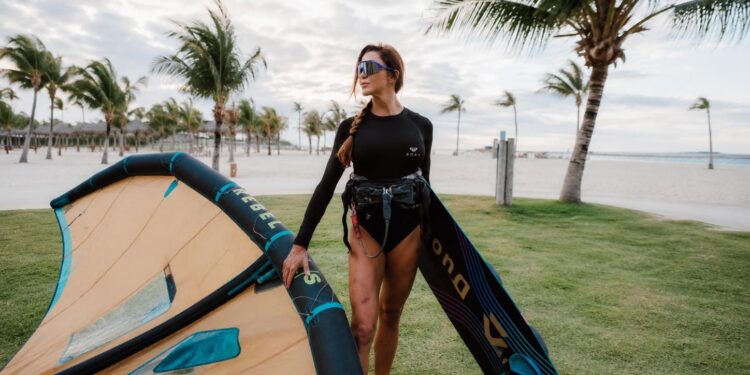 A influenciadora Tayane Dalazen aproveita o kitesurf no Carnaúba Wind House, em Preá (CE).