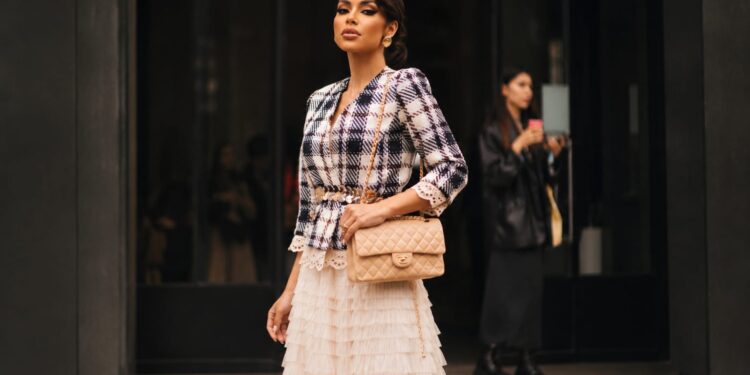 Giovanna Veríssimo afirma que a roupa é apenas parte da conversa sobre moda, comportamento e estilo, e a verdade é fundamental nesse conceito.