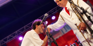 Petriz emociona público ao ser convidado por Gerônimo Santana para cantar durante show que celebrou os 53 anos de carreira do ícone da música baiana