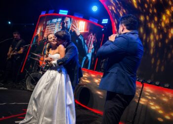 Um dos destaques do casamento de Bela Fernandes e Joãozinho Oliveira foi o show de Alê Viera.