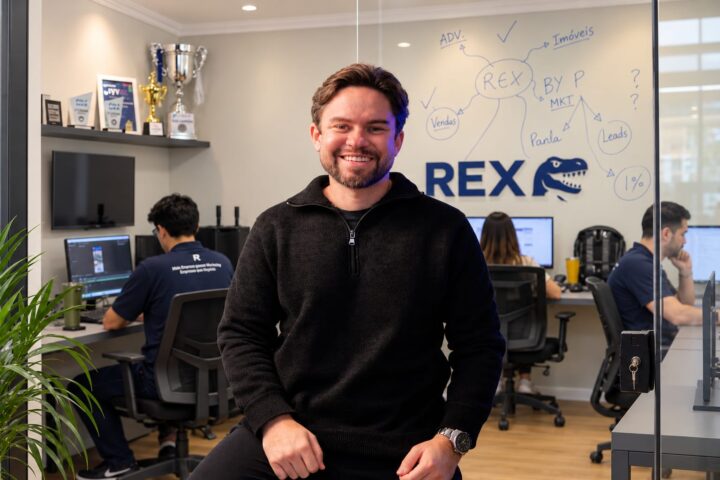 Felipe Sobral, no escritório da Rex Company em Vitória/ES.
