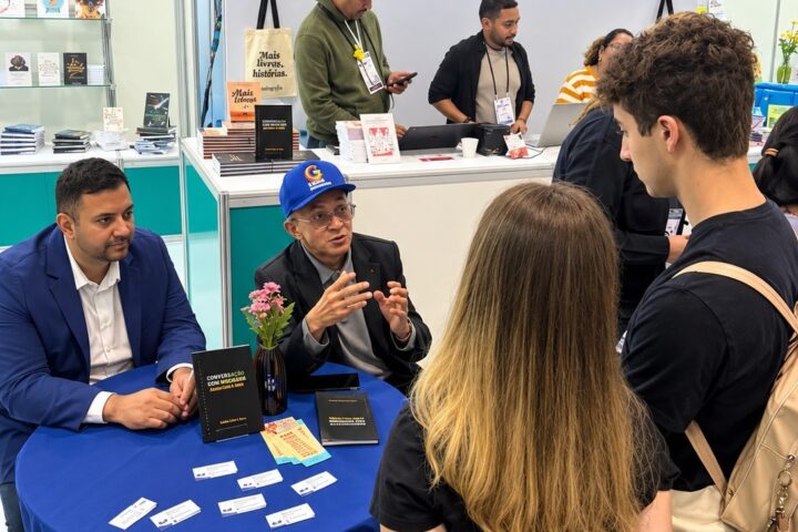 Professor Bibiano Costa de boné azul durante autógrafos na Bienal.