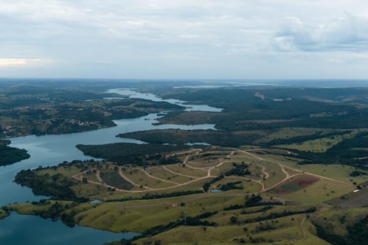 Vias abertas na gleba da Fazenda do Lago, às margens do Corumbá IV: a infraestrutura avança antes da ocupação